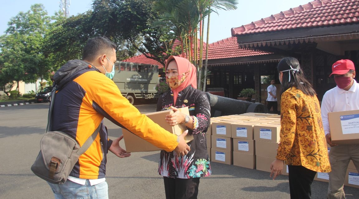 569 Paket Sembako Dibagikan Untuk PKL