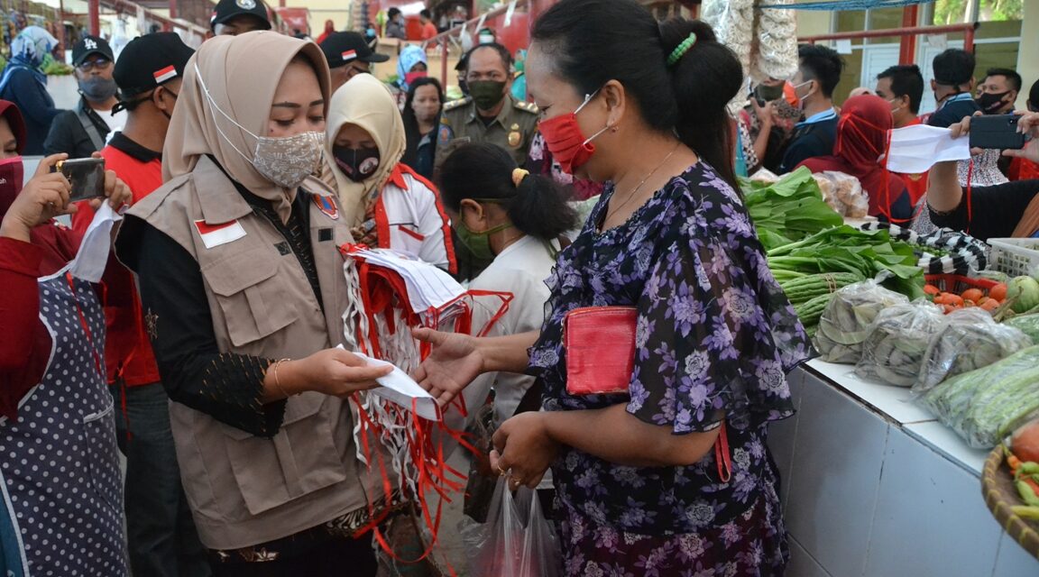 Gencarkan Pencegahan Covid-19, Bupati Bagikan Masker di Pasar