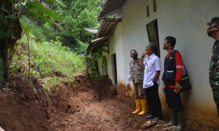 Pjs Bupati Meninjau Korban Terdampak Longsor di Tangkisan