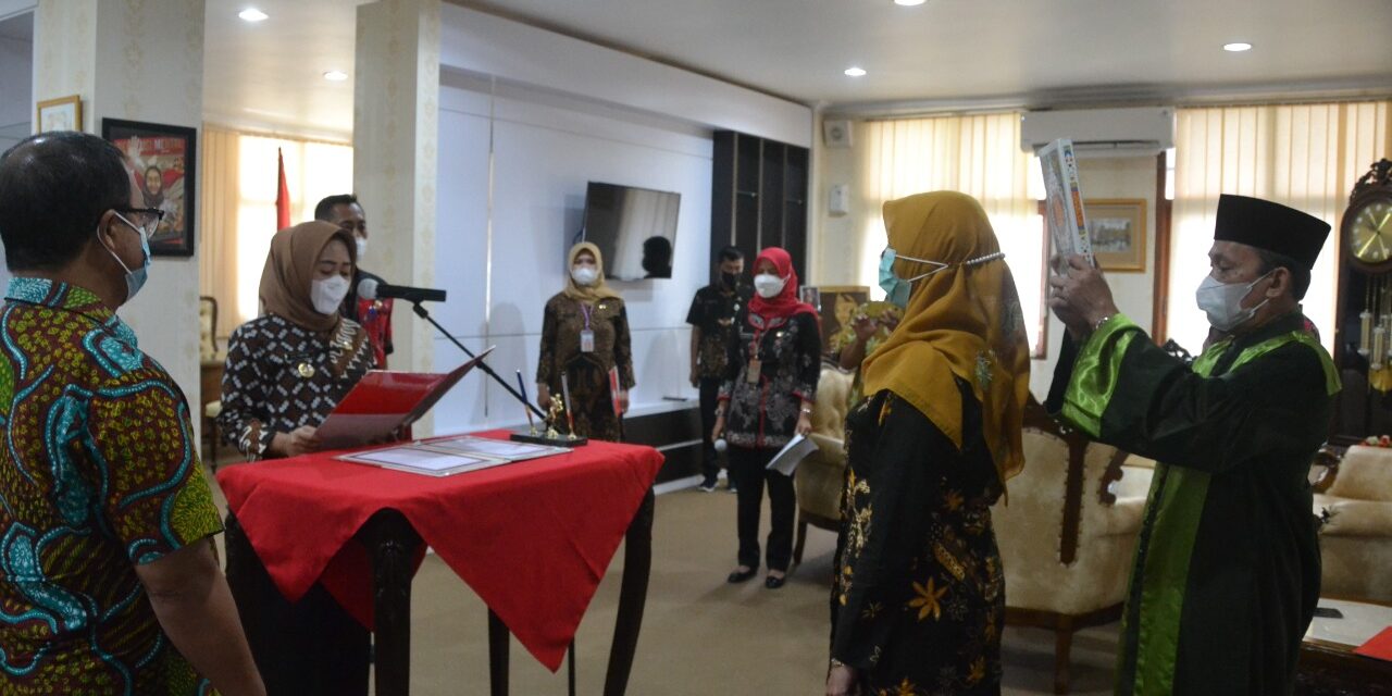 Bupati Lantik Sri Wahyuni Untuk Pimpin Perumda Puspahastama