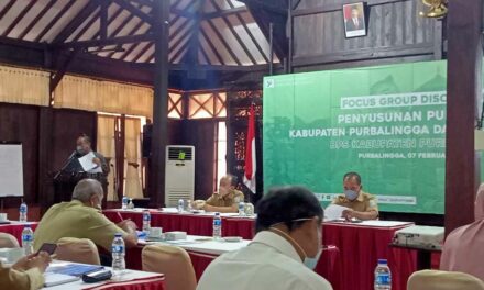 Dinkominfo Menerima Penghargaan Kontributor Terbaik Penyusunan Data Purbalinga Dalam Angka