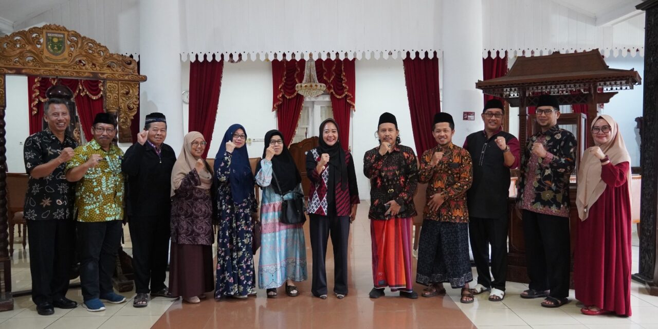 Bupati Tiwi Berangkatkan Lima Warga Purbalingga Umrah Gratis