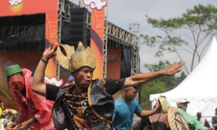 Kenang Sejarah Desa, Warga Serang Purbalingga Perang Tomat