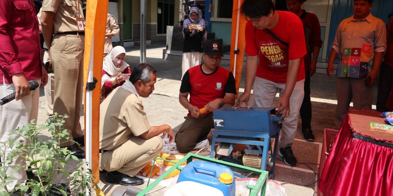 Potensi Jagung Melimpah, Pemuda Tani Pengadegan Kembangkan Alat Pemipil Jagung Mini