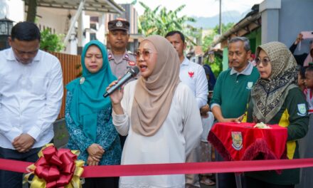 Bupati Tiwi Tilik Desa Bungkanel, Resmikan Pengaspalan Jalan dan Serap Aspirasi Warga