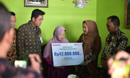 Bupati Tiwi Serahkan Santunan JKM BPJS Ketenagakerjaan pada Ahli Waris Pengawas TPS