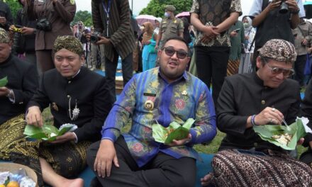 Hadiri Hari Jadi Banjarnegara, Wabup Dimas Lesehan Makan Nasi Tenong