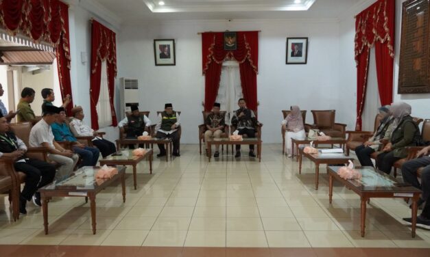 Gerakan Cinta Zakat, Bupati Fahmi Serahkan Zakat Maal Via BAZNAS