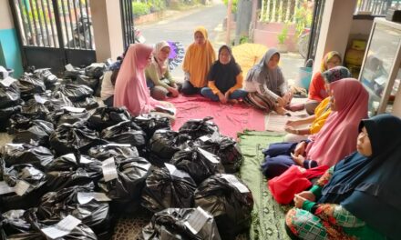 129 Paket Sembako Dibagikan kepada Warga yang Membutuhkan di Kelurahan Karangmanyar