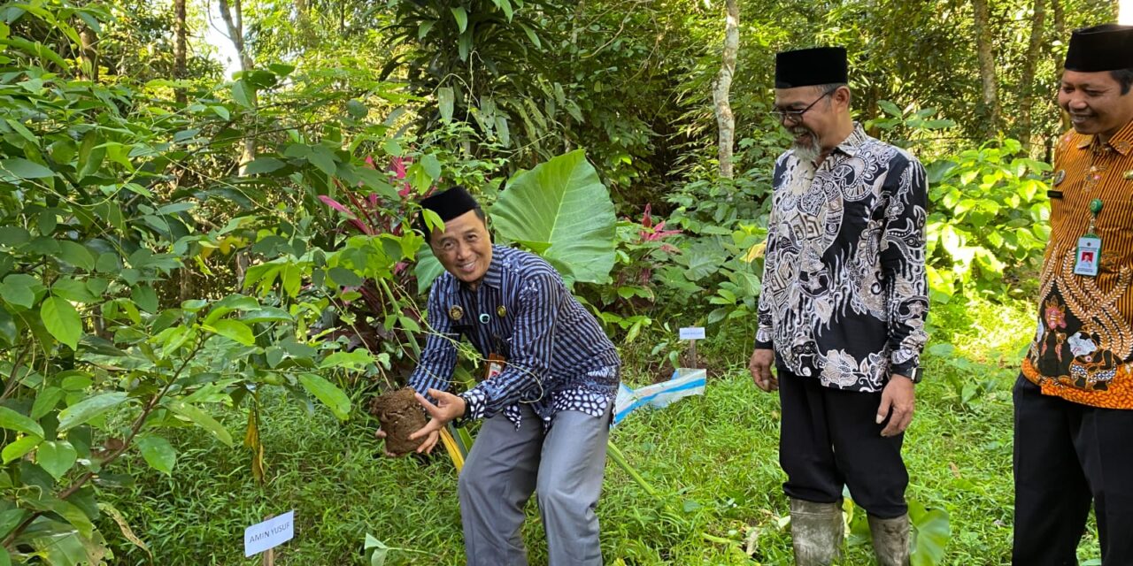 Peringati Hari Bumi, Kankemenag Purbalingga Tanam 1000 Lebih Bibit Pohon Buah