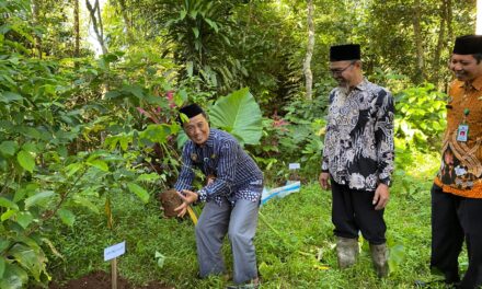 Peringati Hari Bumi, Kankemenag Purbalingga Tanam 1000 Lebih Bibit Pohon Buah