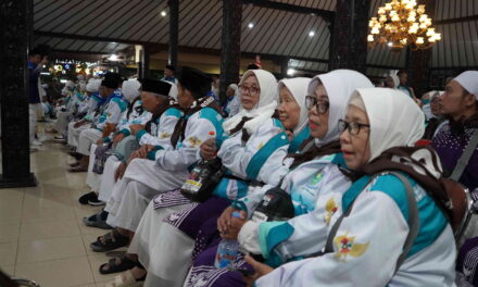 Tangis Haru Iringi Keberangkatan 382 Jemaah Calhaj Purbalingga ke Donohudan