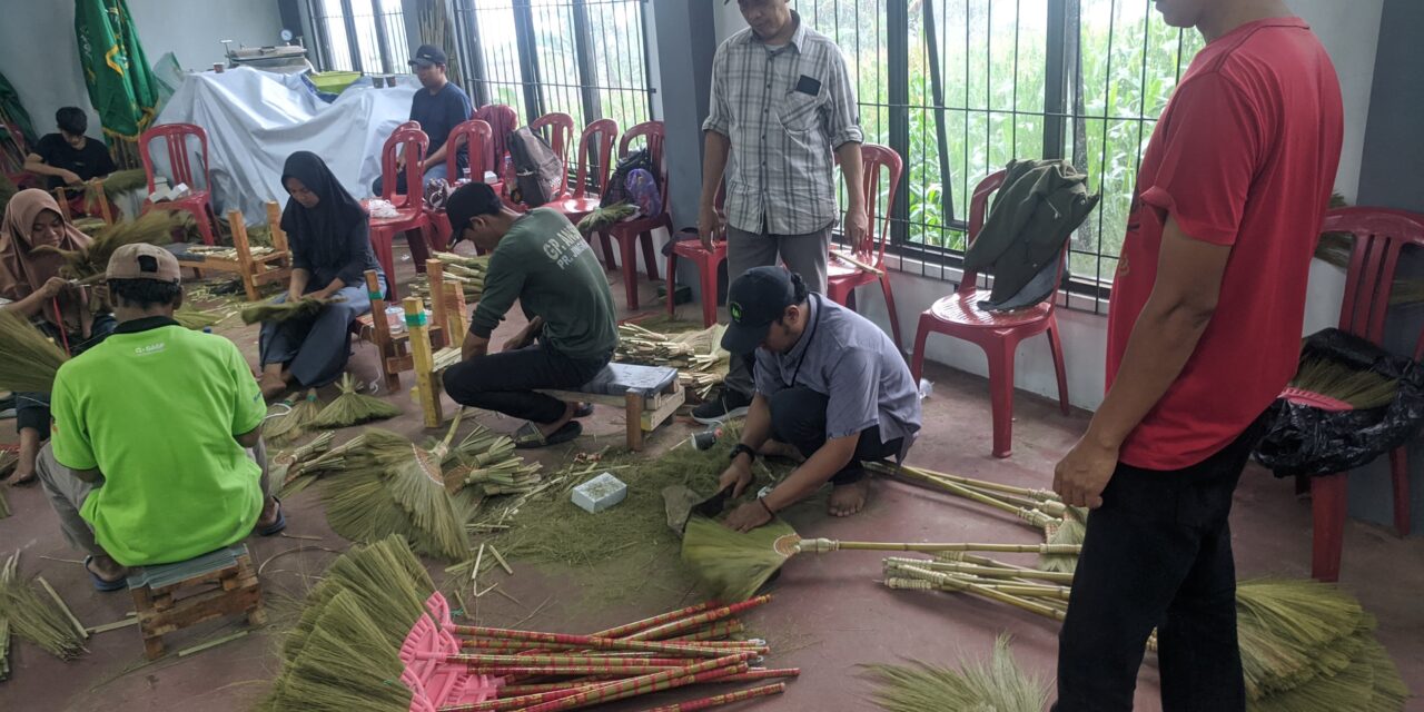 Tingkatkan Potensi Unggulan Purbalingga, Dinperindag Fasilitasi Pelatihan IKM Sapu Glagah