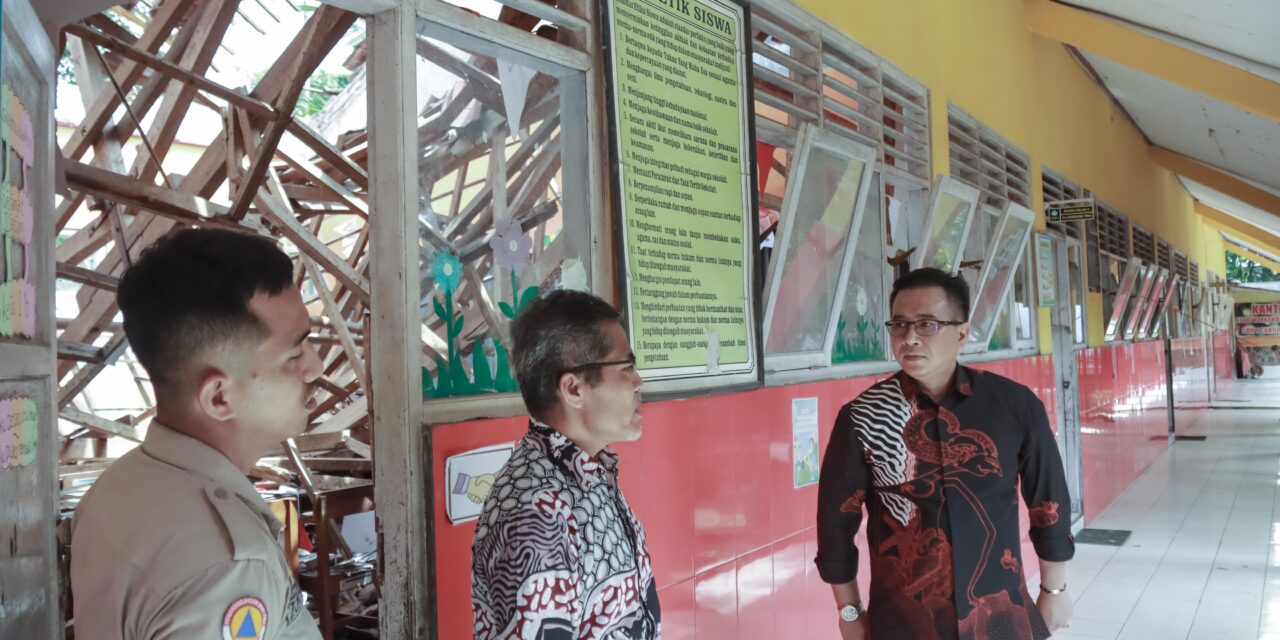 Atap Bangunan Kelas SDN 1 Candiwulan Roboh, Ketua DPRD Kabupaten Purbalingga Harap Segera Tertangani