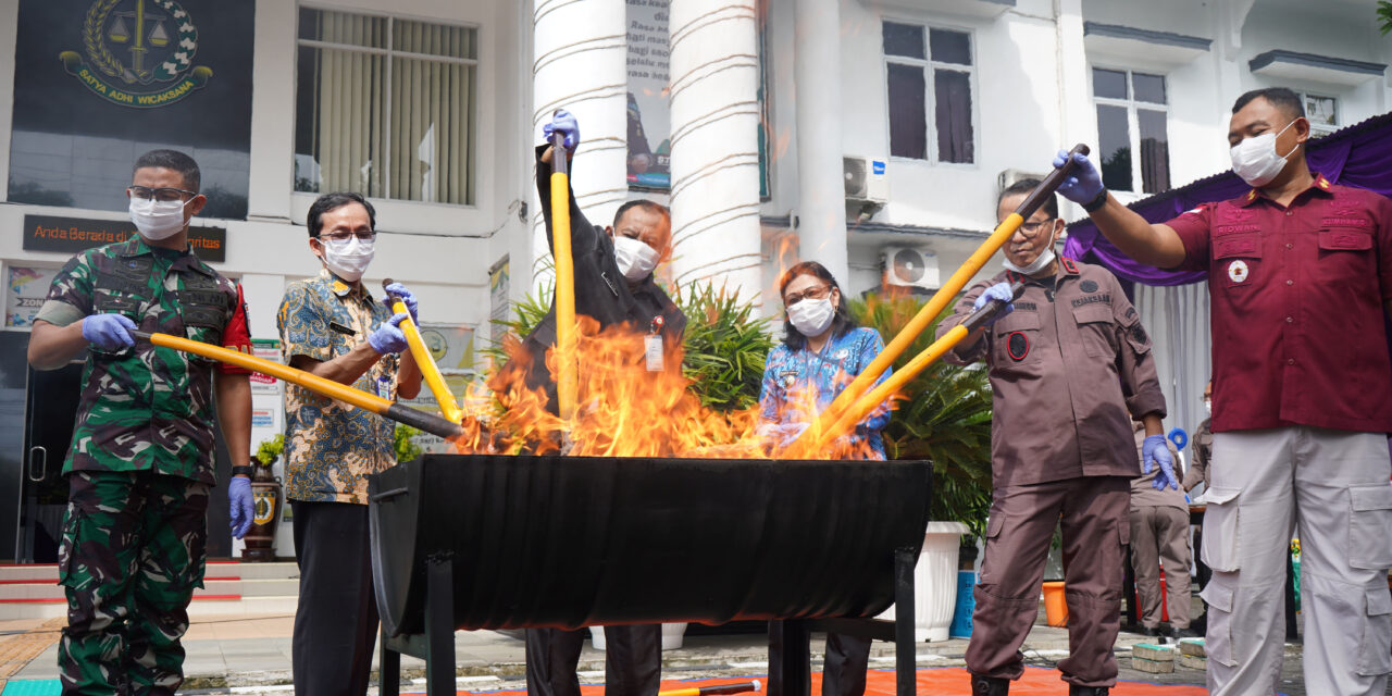 Kejari Purbalingga Musnahkan Barang Bukti 25 Perkara yang Telah Berkekuatan Hukum Tetap