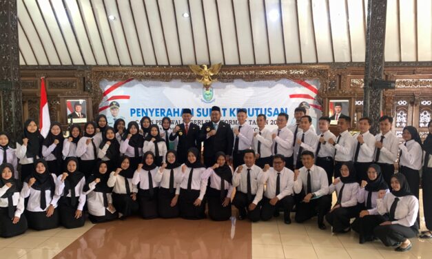 Serahkan SK CPNS Formasi 2024, Bupati Fahmi Tekankan Profesionalisme dan Amanah dalam Bertugas