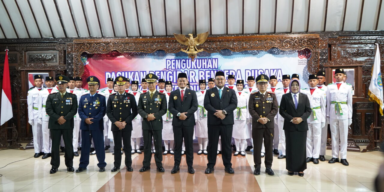 Bupati Fahmi Kukuhkan 30 Anggota Paskibraka, Tekankan Peran sebagai Duta Teladan 