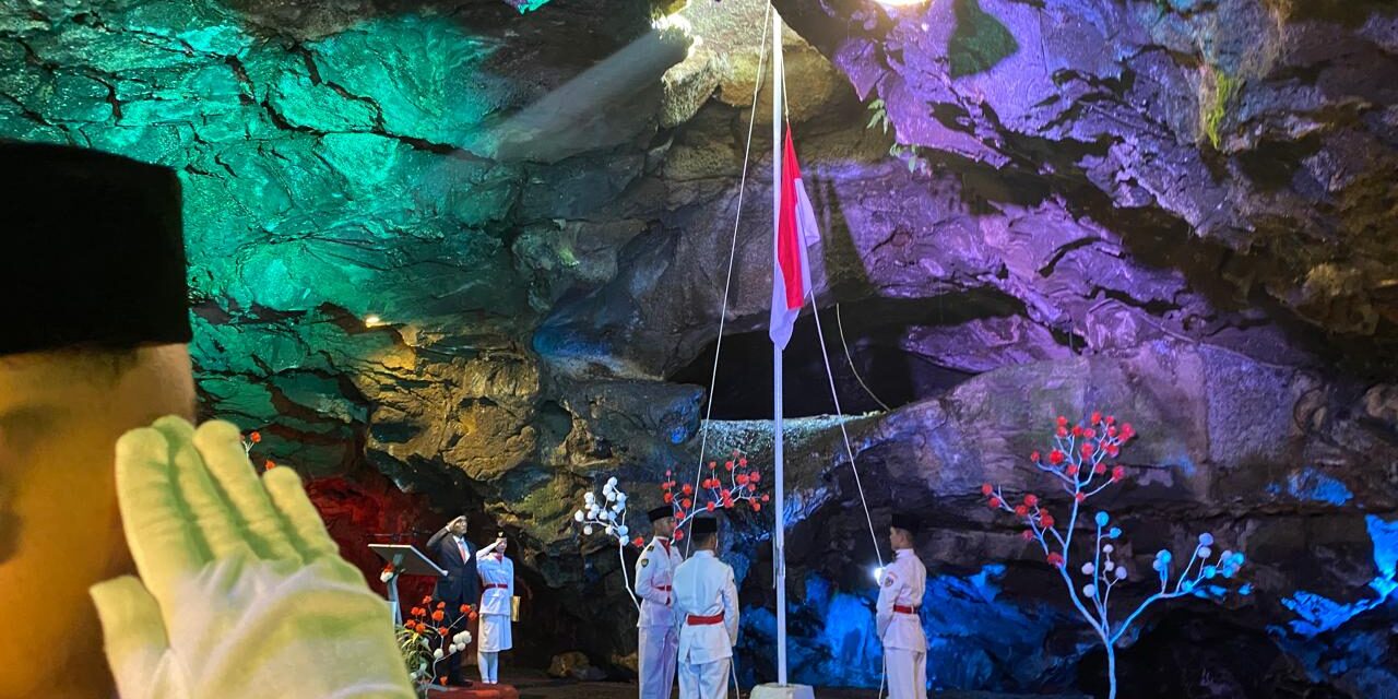 Khidmatnya Upacara Bendera di Goa Lawa Purbalingga