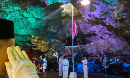 Khidmatnya Upacara Bendera di Goa Lawa Purbalingga