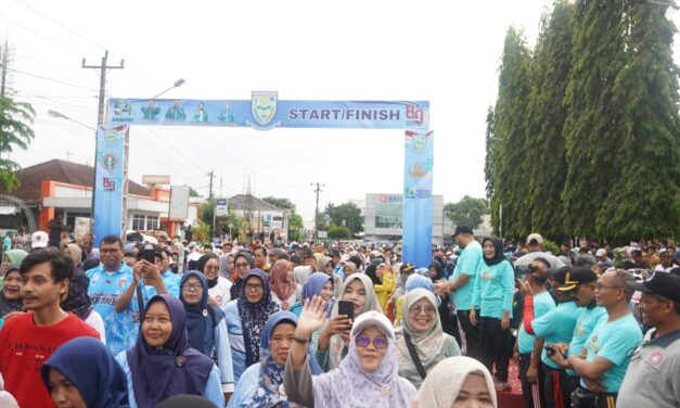 Ribuan Peserta Meriahkan Jalan Sehat di Alun-Alun Purbalingga