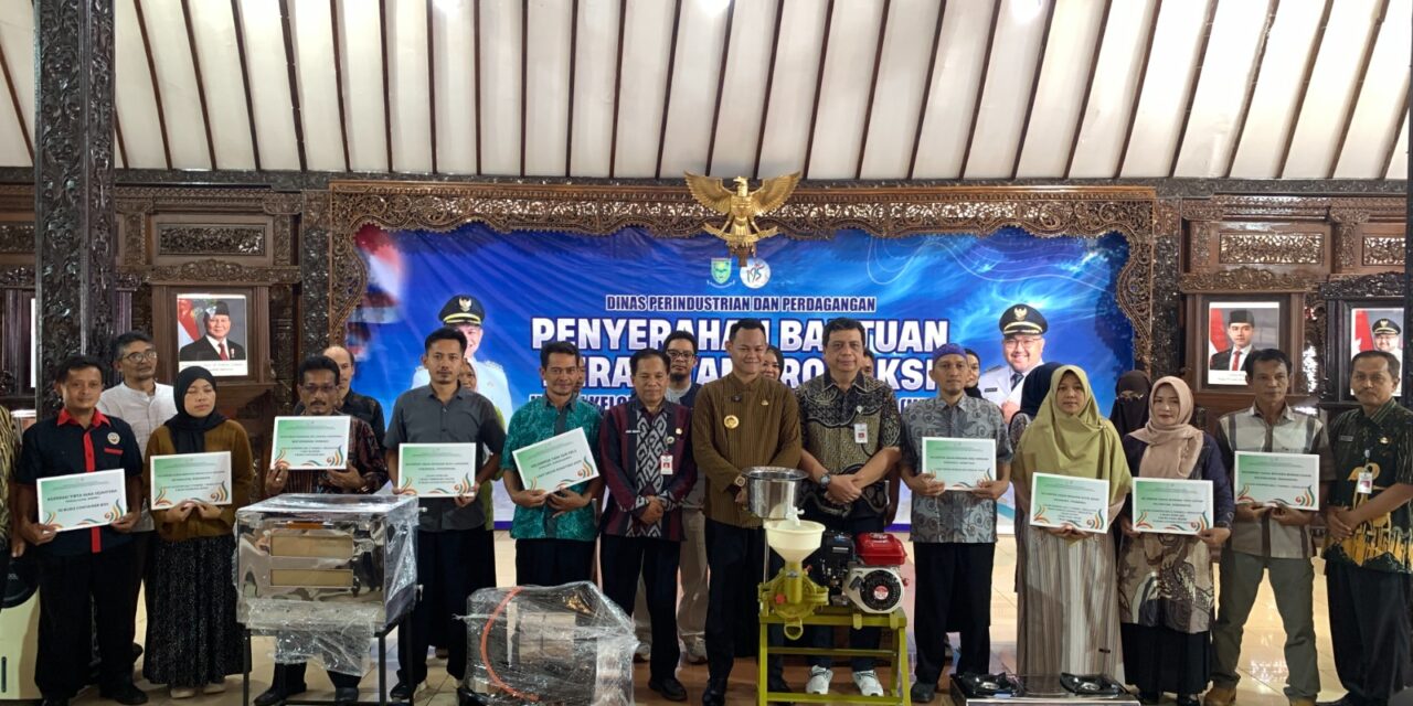 Bupati Fahmi Serahkan Hibah Mesin dan Peralatan Produksi kepada 371 Pelaku IKM