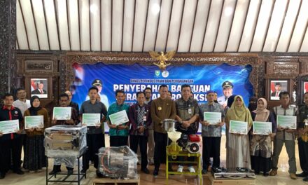 Bupati Fahmi Serahkan Hibah Mesin dan Peralatan Produksi kepada 371 Pelaku IKM