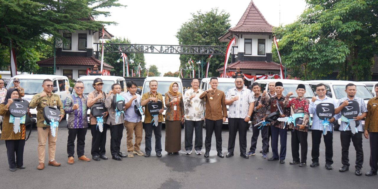 Bupati Purbalingga Serahkan 10 Mobil Operasional Desa dan Bus Sekolah